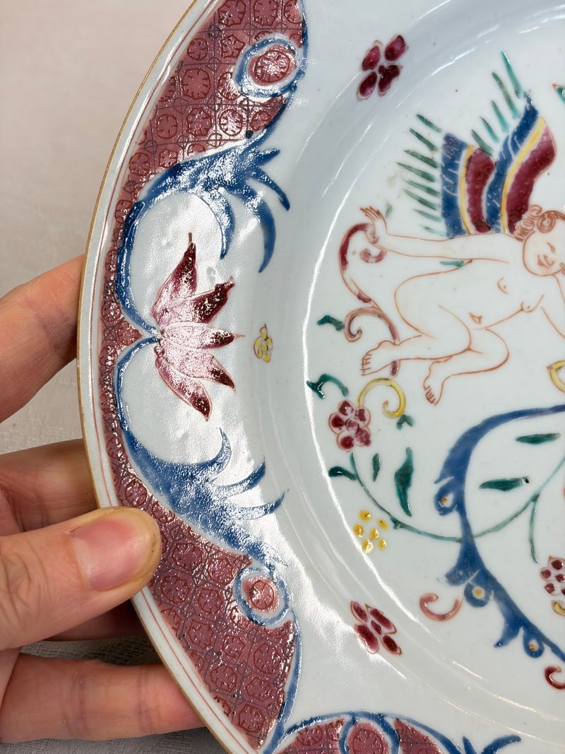 A pair of Chinese famille rose 'Winged Putti' plates - 图18