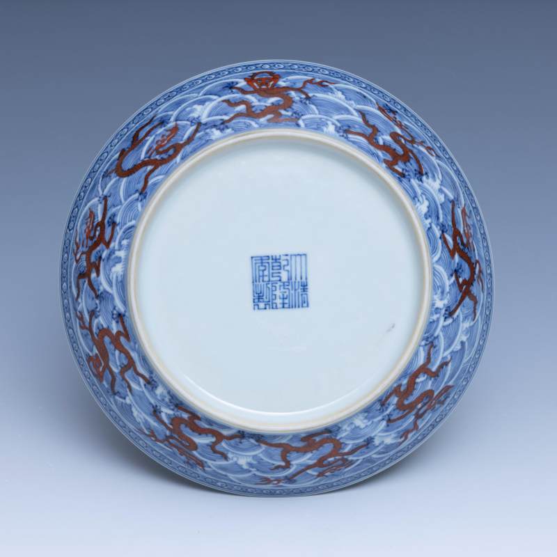 A pair of underglaze-blue and iron-red-decorated 'dragon' dishes, Qianlong mark and of the period (1736-1795) - 图3