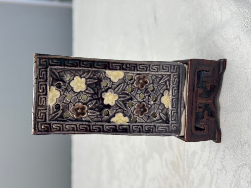 A pair of Chinese aubergine-glazed openworked square brush pots on later wooden stands - 图15