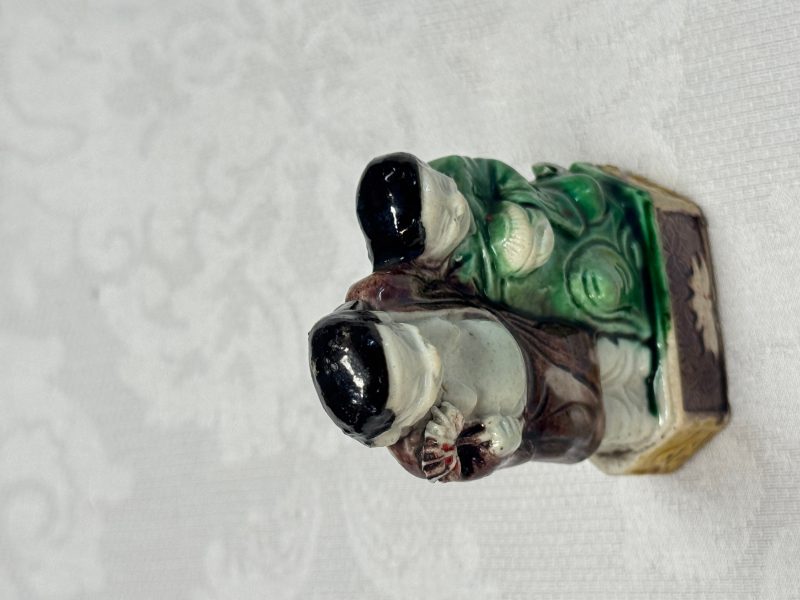 A Chinese famille verte sancai biscuit model of a seated boy and a 'He He Er Xian' group - 图14