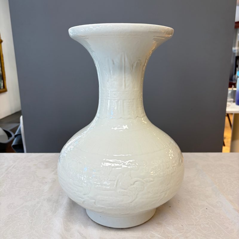 A Chinese white-glazed 'Bats among Clouds' vase with relief design - 图11