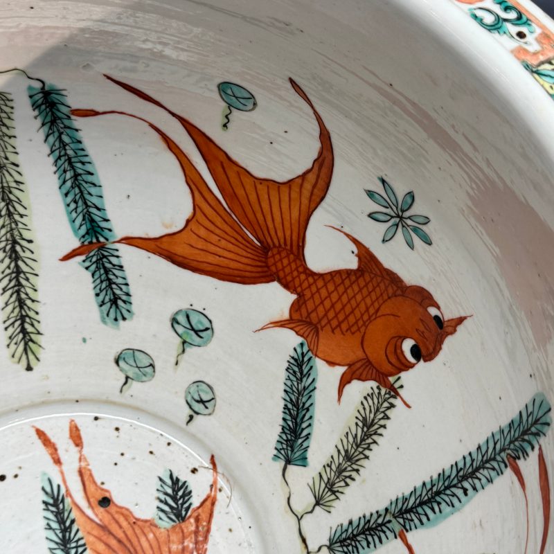 A pair of Chinese famille rose yellow-ground 'Antiquities' fish bowls with applied relief design - 图47