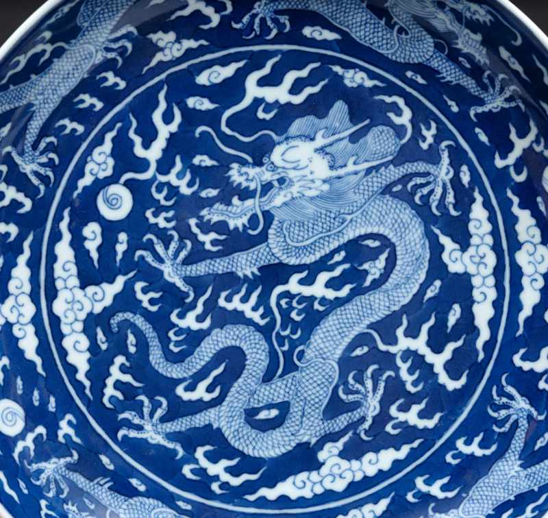 A pair of large blue and white reverse-decorated 'dragon' dishes, Daoguang mark and of the period (1821-1850) - 图9