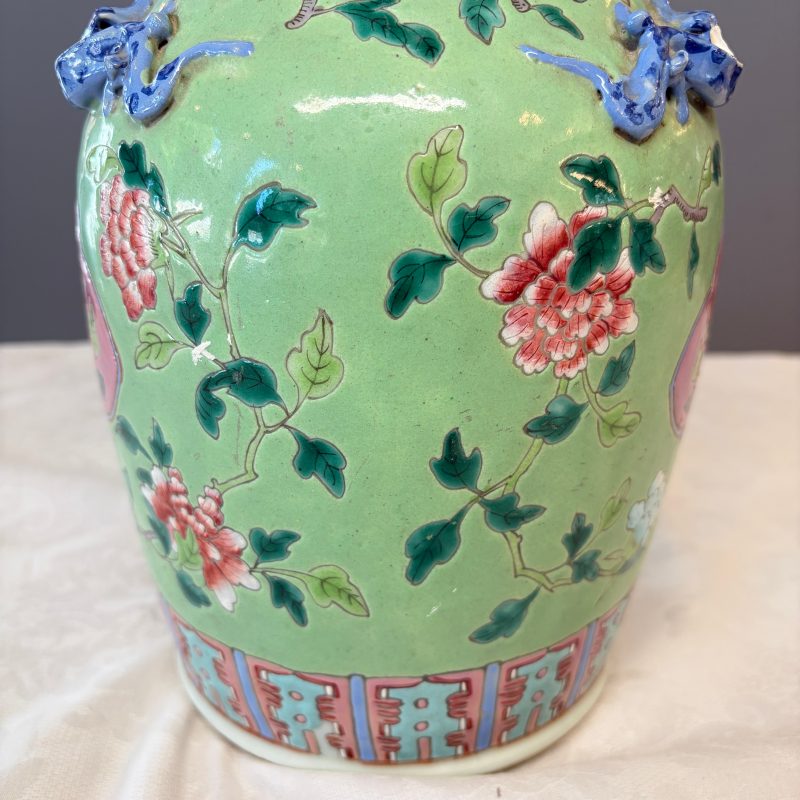 Three Chinese famille rose vases for the Straits or Peranakan market, one mounted as a lamp - 图19