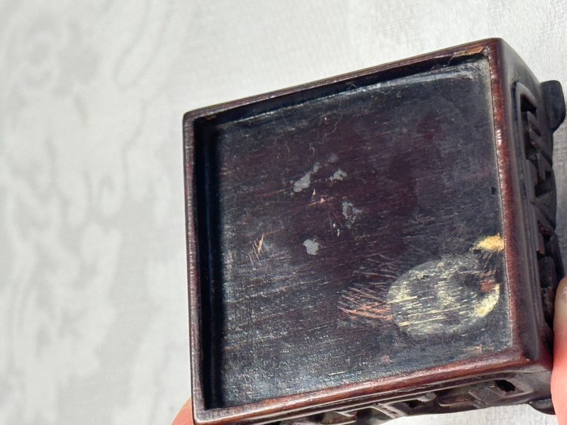 A pair of Chinese aubergine-glazed openworked square brush pots on later wooden stands - 图28