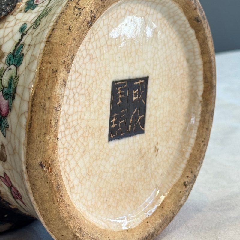 A pair of Chinese Nanking famille rose 'Warriors' vases - 图40