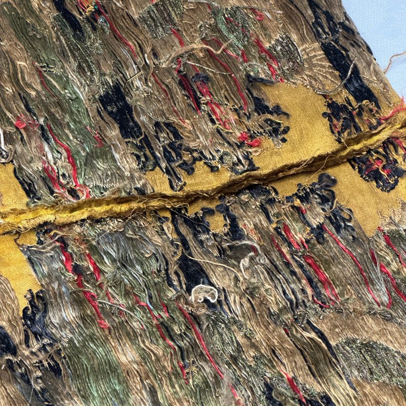 A rare Chinese peacock-feather brocade 'Dragons amid Clouds and Waves' panel - 图34