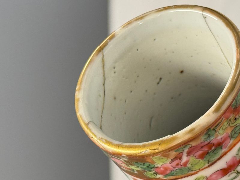 Four Chinese Canton famille rose vases and a covered bowl with figural design - 图79