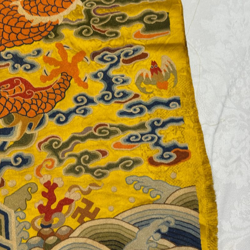 Two Chinese yellow-ground seed-stitch embroidered 'Dragon' panels - 图38