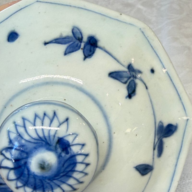 A Chinese blue and white covered vase with floral design - 图31