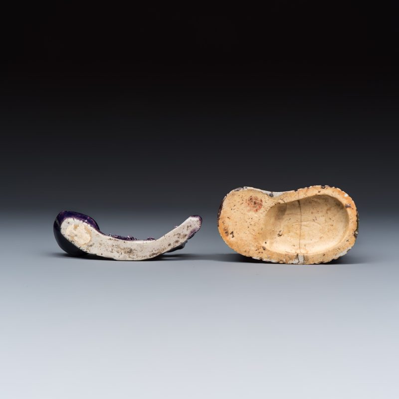 A Chinese aubergine-glazed brush rest and a famille verte sancai biscuit group - 图8