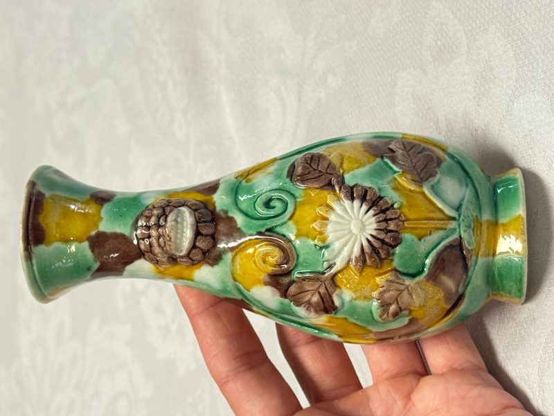 A pair of Chinese famille verte sancai biscuit wall pocket vases - 图9