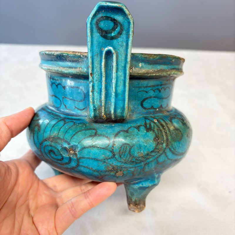 A Chinese peacock-blue-glazed tripod incense burner with wooden cover - 图13