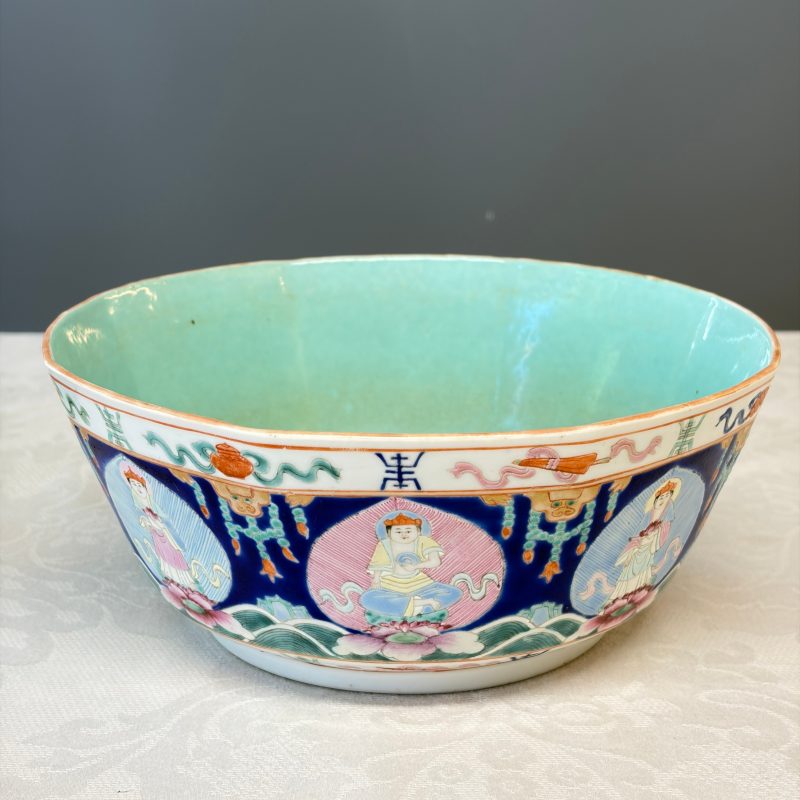 A Chinese famille rose blue-ground 'Baragon Tumed' octagonal bowl - 图8
