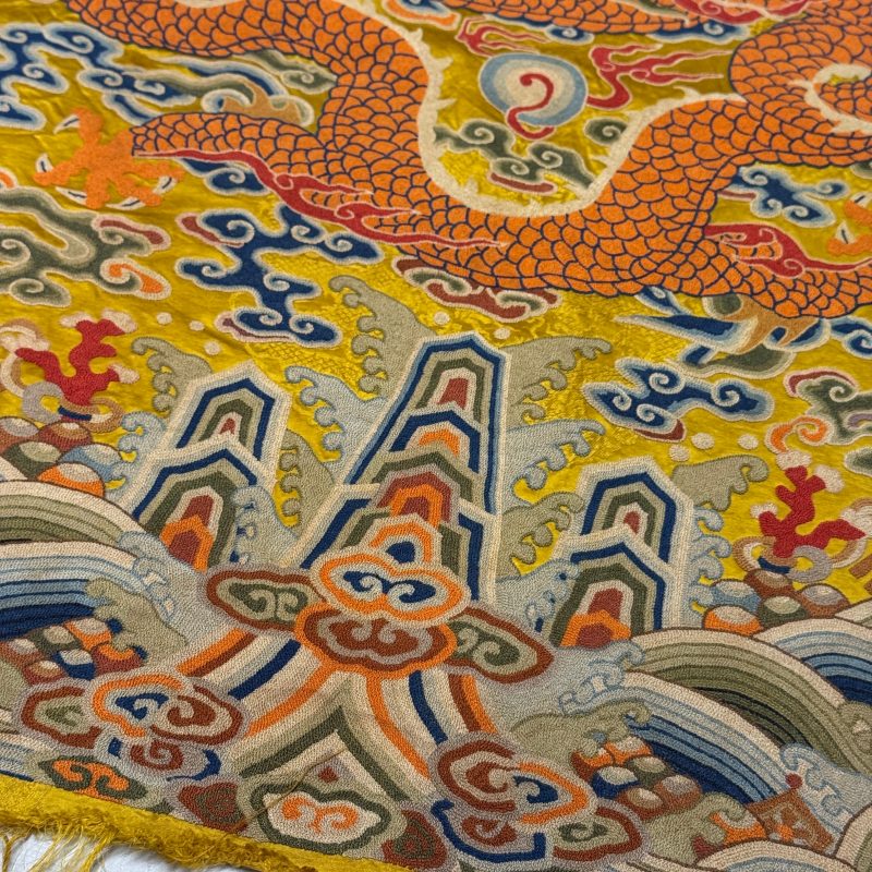 Two Chinese yellow-ground seed-stitch embroidered 'Dragon' panels - 图37