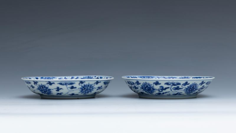 A pair of blue and white 'lotus' dishes, Kangxi mark and of the period (1662-1722) - 图8