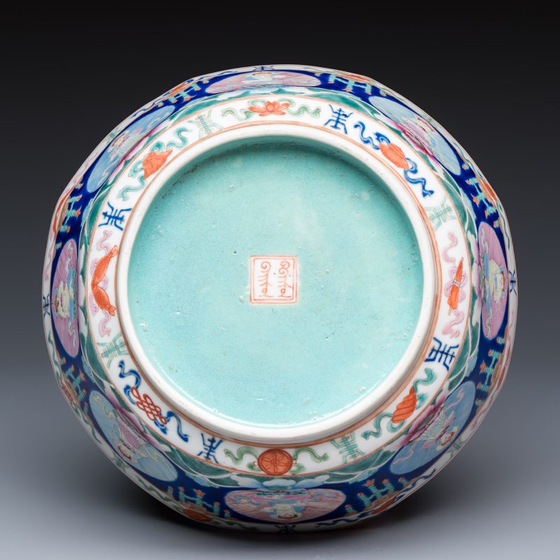 A Chinese famille rose blue-ground 'Baragon Tumed' octagonal bowl - 图7