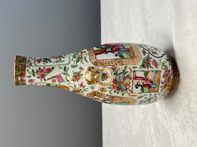 Four Chinese Canton famille rose vases and a covered bowl with figural design - 图77