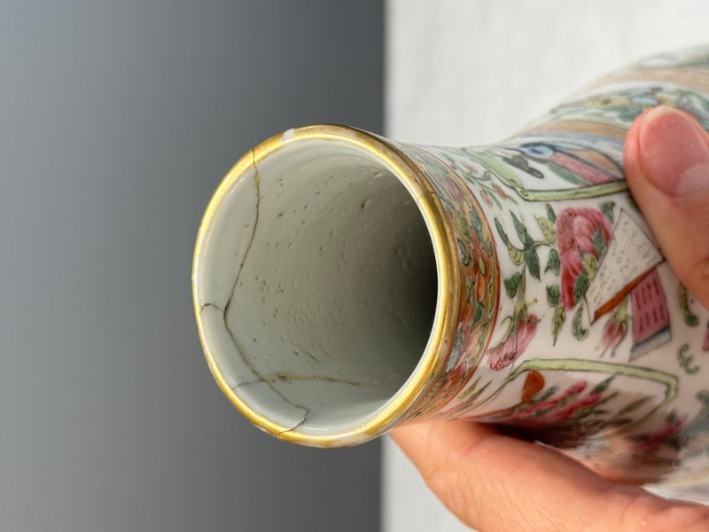 Four Chinese Canton famille rose vases and a covered bowl with figural design - 图78