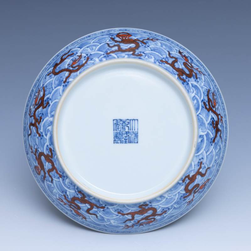 A pair of underglaze-blue and iron-red-decorated 'dragon' dishes, Qianlong mark and of the period (1736-1795) - 图6
