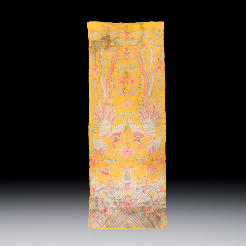 A pair of Chinese yellow-ground embroidered 'Dragons' and 'Phoenixes' panels - 图4