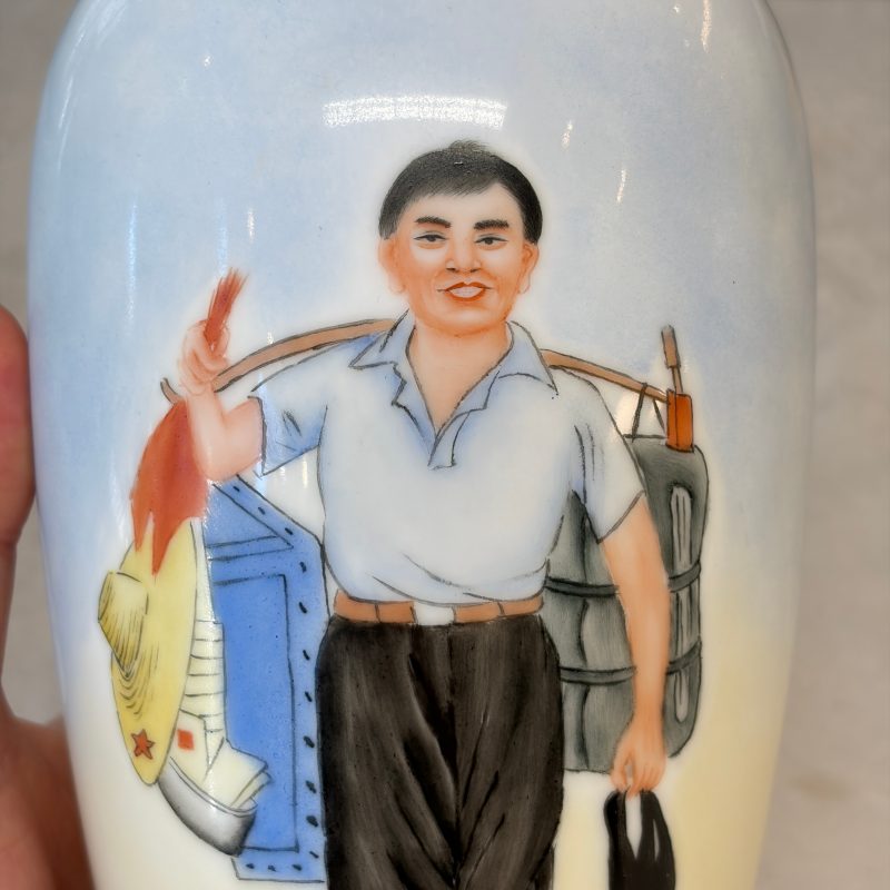 Two Chinese polychrome semi-eggshell vases with figural design - 图10