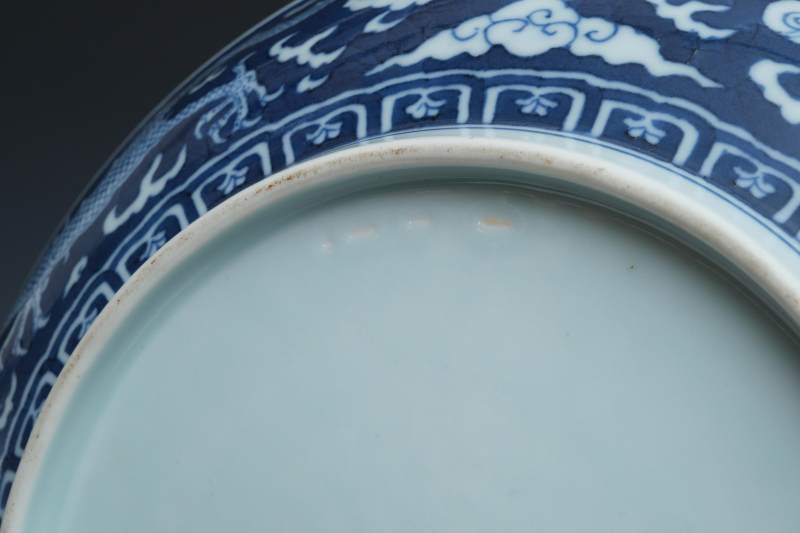 A pair of large blue and white reverse-decorated 'dragon' dishes, Daoguang mark and of the period (1821-1850) - 图11