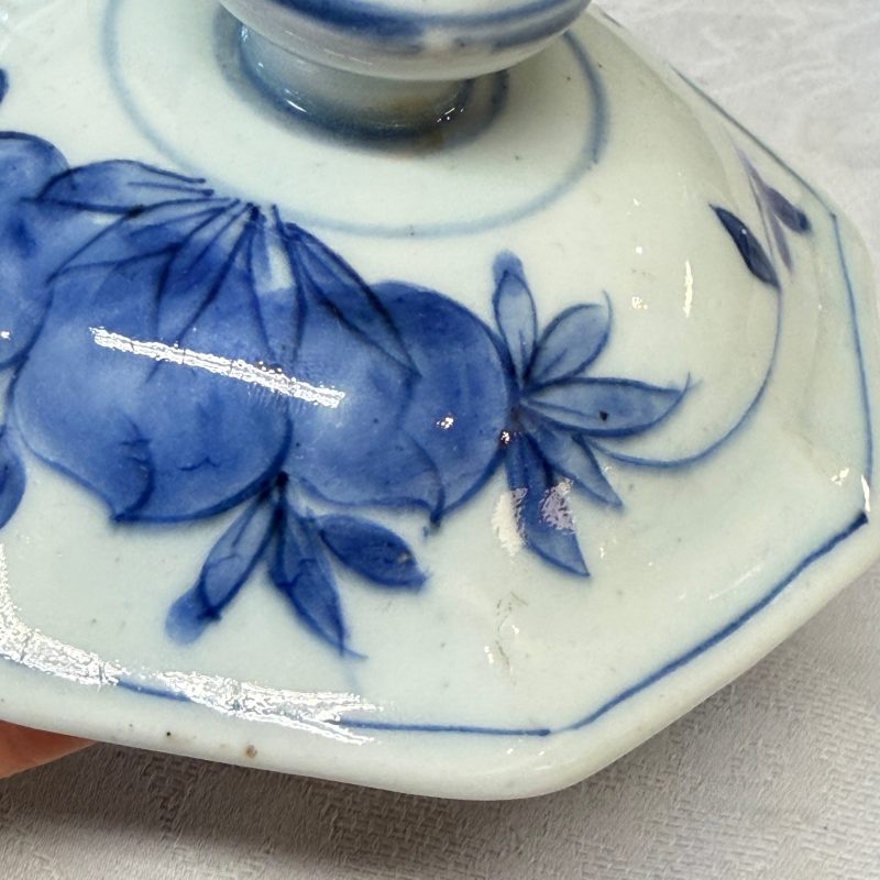 A Chinese blue and white covered vase with floral design - 图30