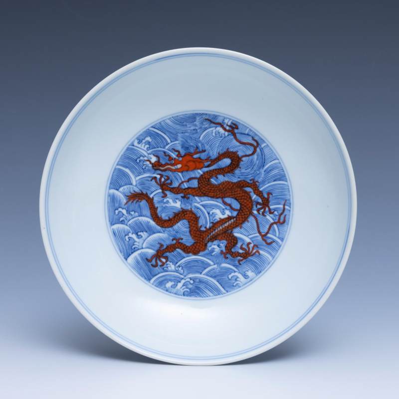 A pair of underglaze-blue and iron-red-decorated 'dragon' dishes, Qianlong mark and of the period (1736-1795) - 图5