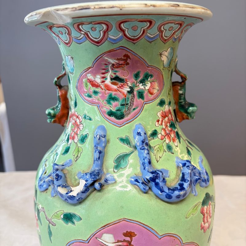 Three Chinese famille rose vases for the Straits or Peranakan market, one mounted as a lamp - 图21