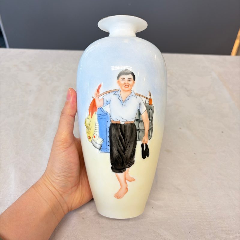 Two Chinese polychrome semi-eggshell vases with figural design - 图9