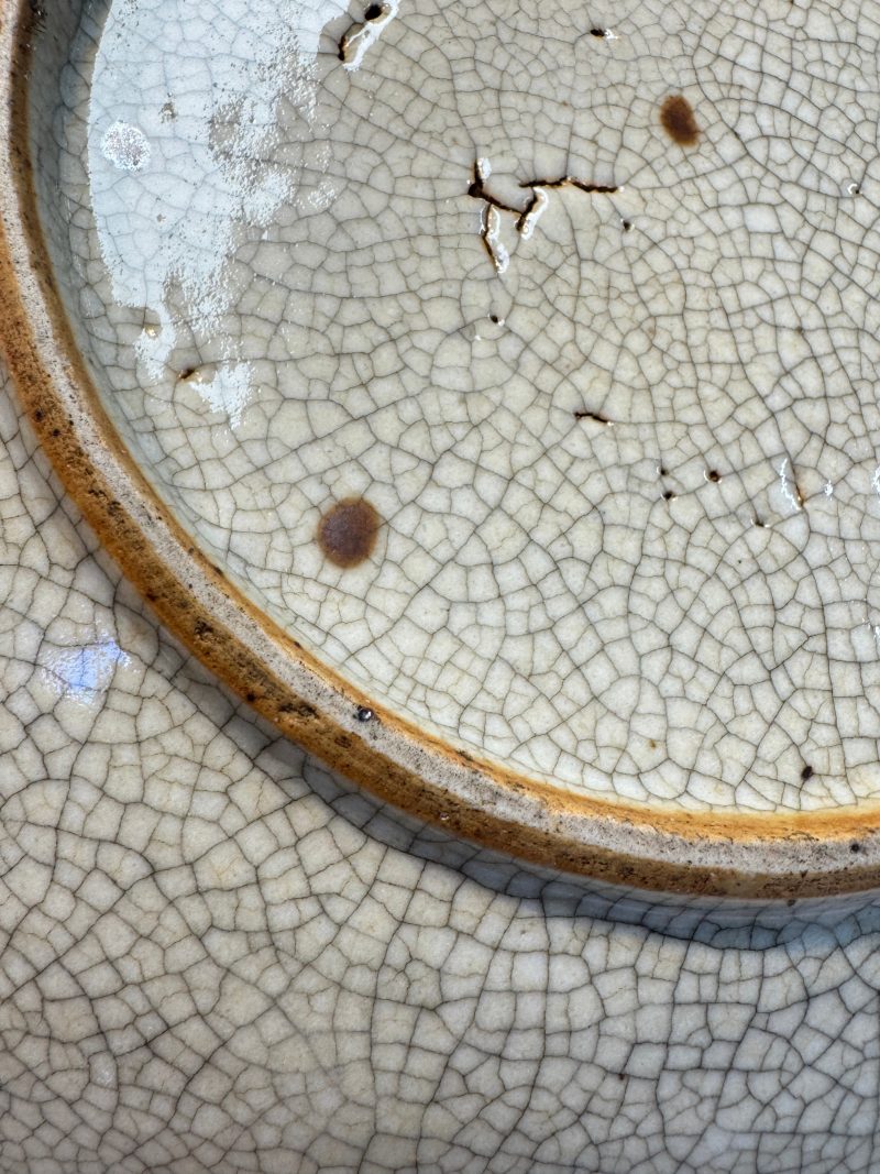 A Chinese blue-glazed shallow bowl and a ge-type dish - 图12