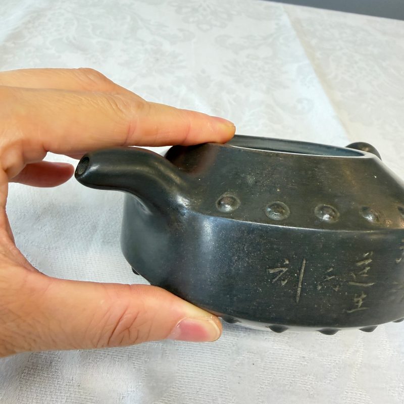 A Chinese inscribed Yixing stoneware teapot with a buffalo finial - 图13