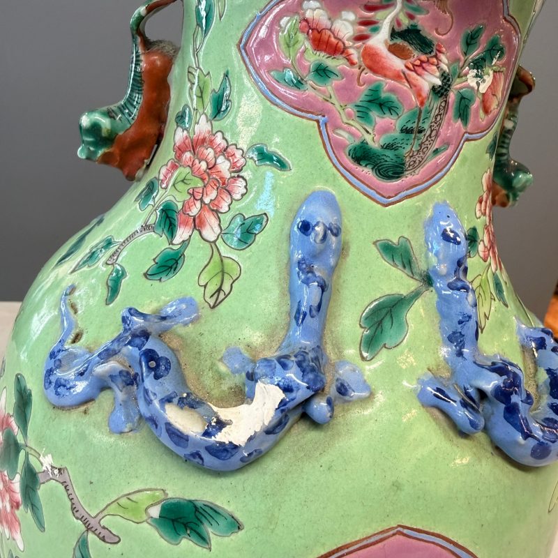 Three Chinese famille rose vases for the Straits or Peranakan market, one mounted as a lamp - 图23