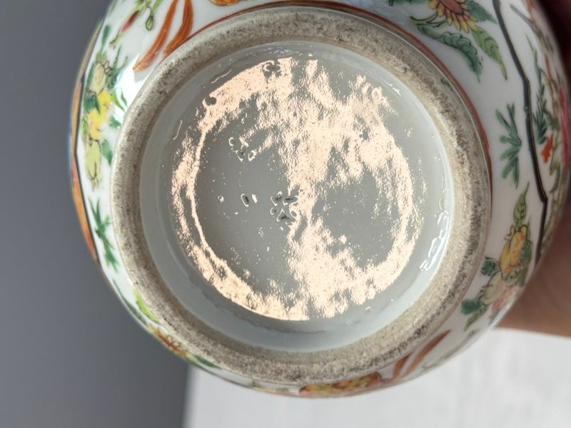 Four Chinese Canton famille rose vases and a covered bowl with figural design - 图81