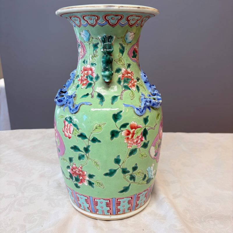 Three Chinese famille rose vases for the Straits or Peranakan market, one mounted as a lamp - 图25