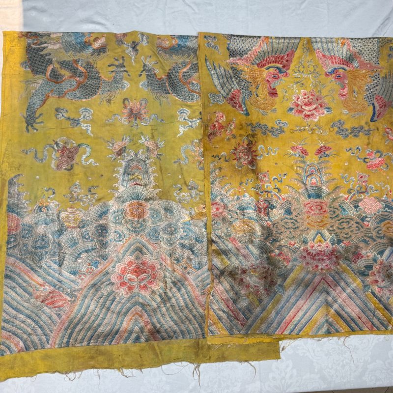A pair of Chinese yellow-ground embroidered 'Dragons' and 'Phoenixes' panels - 图7