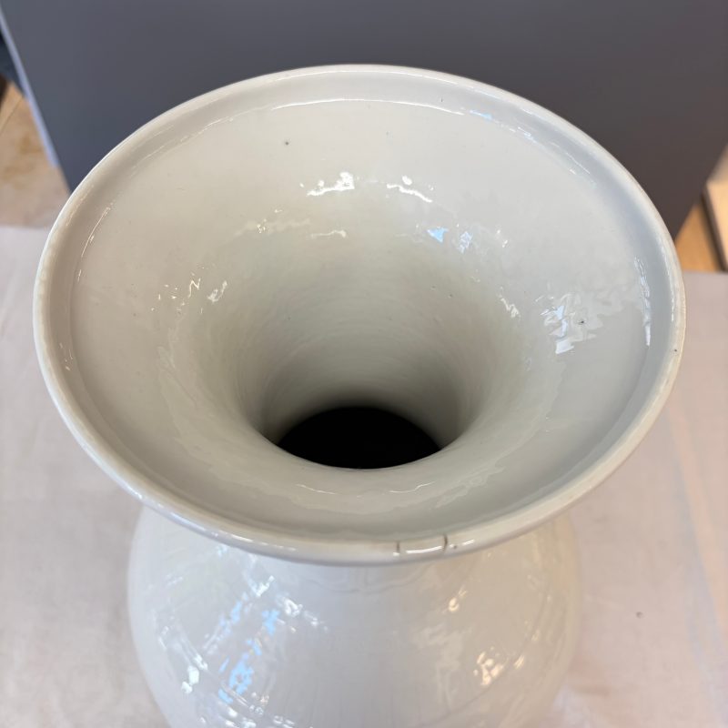 A Chinese white-glazed 'Bats among Clouds' vase with relief design - 图15
