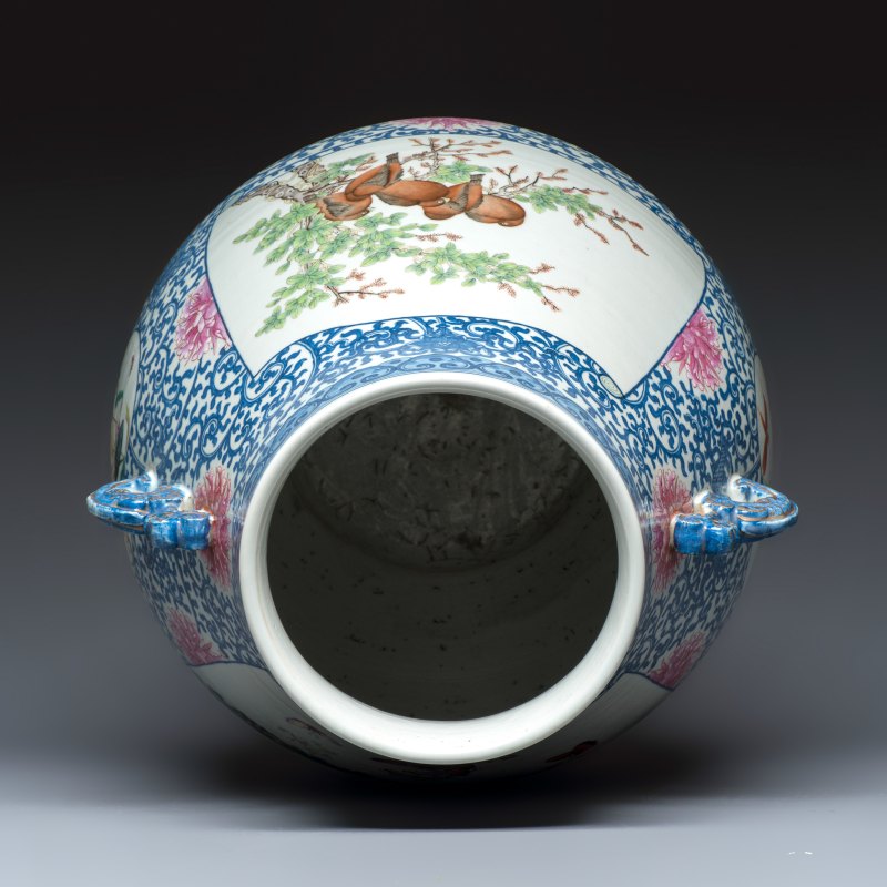 A large Chinese famille rose 'Hu' vase with birds and butterflies - 图6