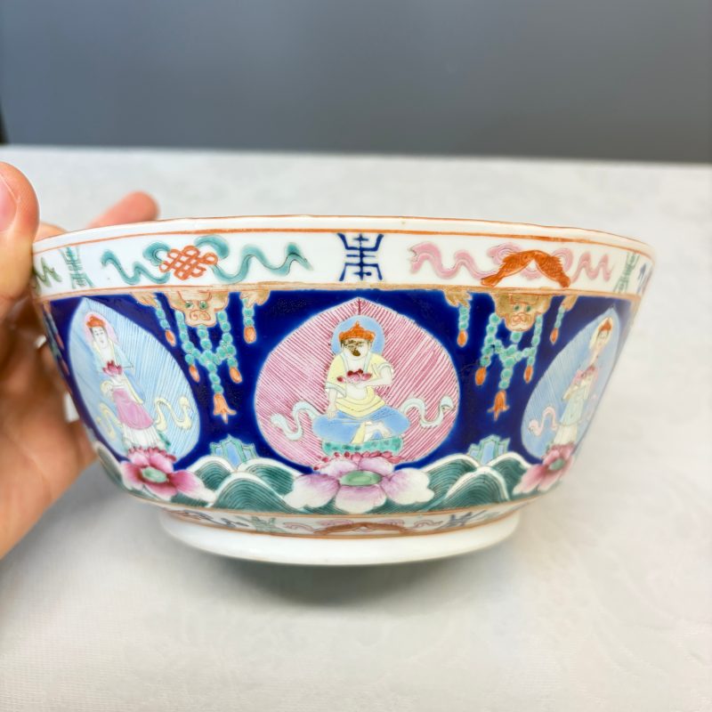A Chinese famille rose blue-ground 'Baragon Tumed' octagonal bowl - 图11
