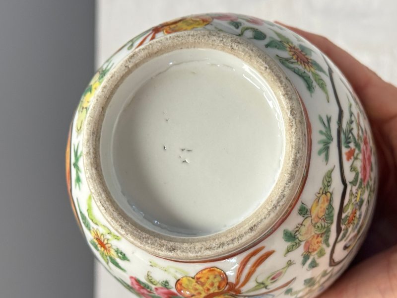 Four Chinese Canton famille rose vases and a covered bowl with figural design - 图80