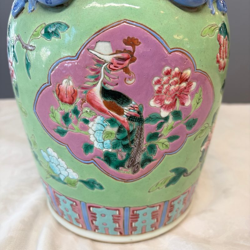 Three Chinese famille rose vases for the Straits or Peranakan market, one mounted as a lamp - 图24