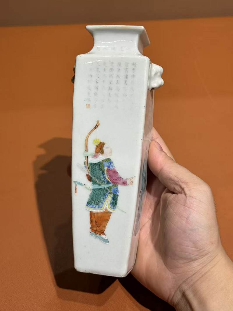 清道光 粉彩无双谱兽耳四方瓶 - 图2