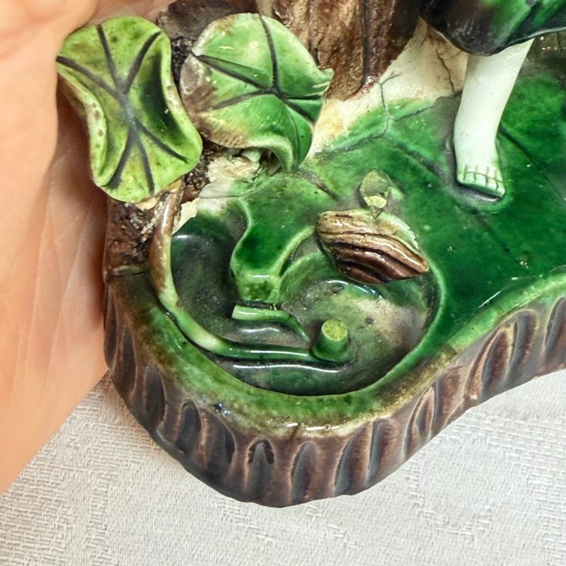 A Chinese aubergine-glazed brush rest and a famille verte sancai biscuit group - 图21
