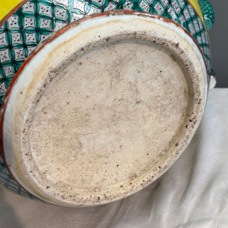 A pair of Chinese famille rose yellow-ground 'Antiquities' fish bowls with applied relief design - 图50