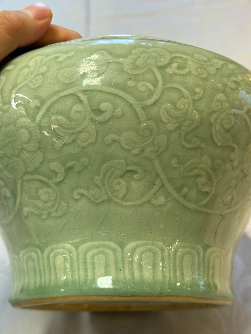 A Chinese celadon-glazed 'Flower Scroll' jar - 图10