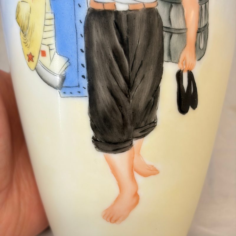 Two Chinese polychrome semi-eggshell vases with figural design - 图12