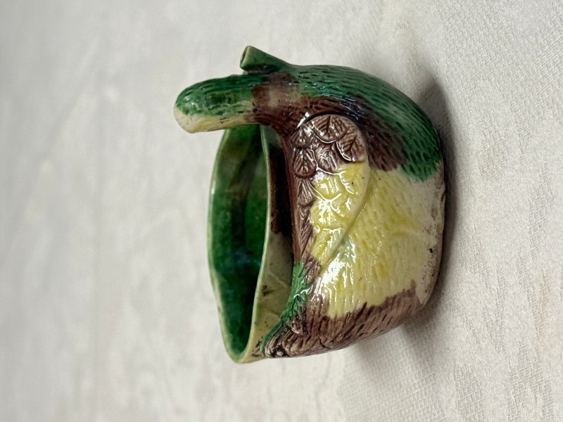 A pair of Chinese famille verte sancai biscuit duck-and-lotus-form water droppers on later wooden stands - 图43