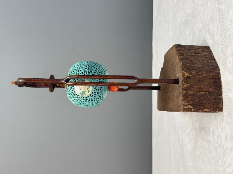 A Chinese famille rose turquoise-ground reticulated incense ball and cover, and a wooden stand - 图12