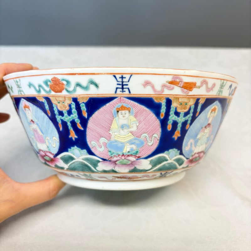 A Chinese famille rose blue-ground 'Baragon Tumed' octagonal bowl - 图9